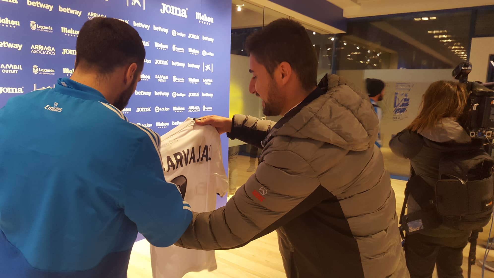 دانی کارڤاخال لە کاتی واژۆکردنی درێسەکەی